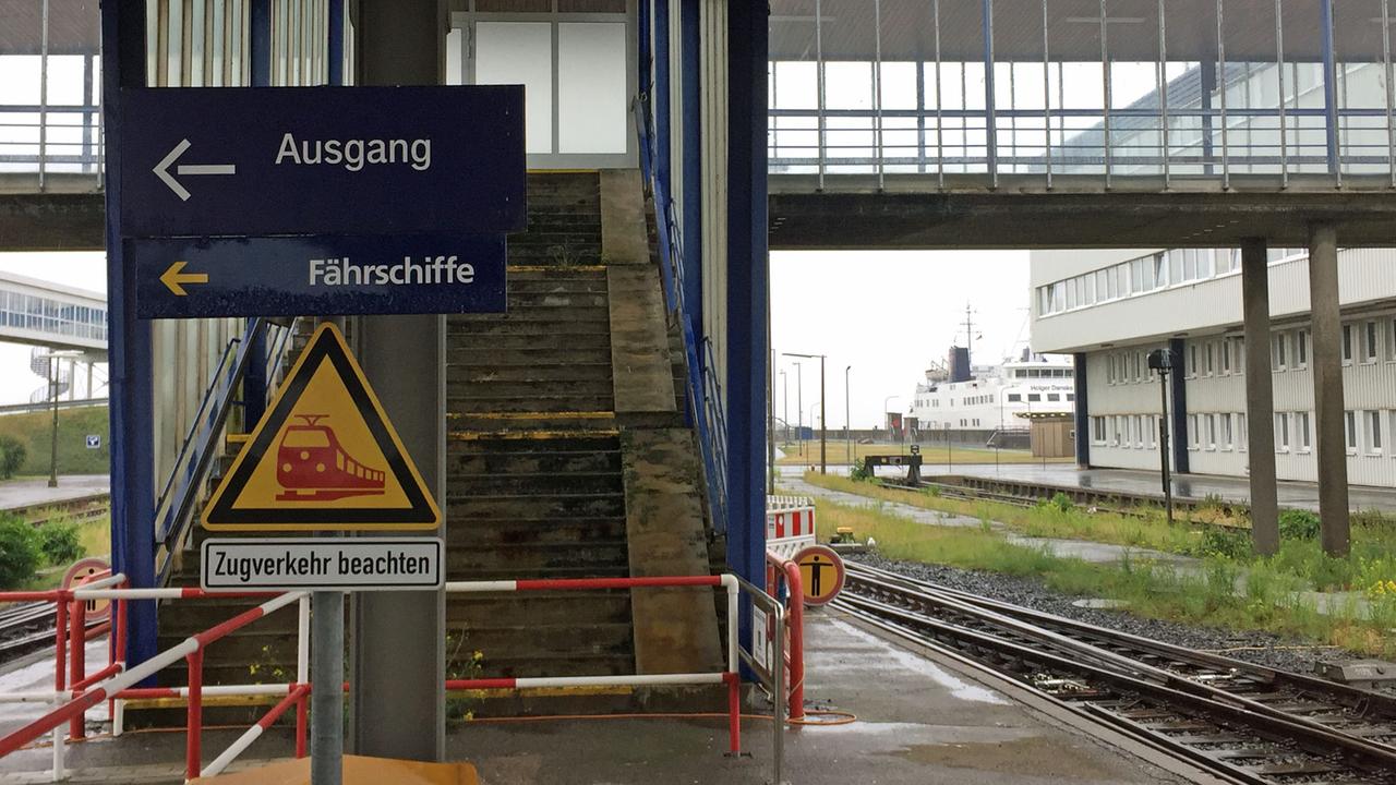 Der Bahnhof im Hafen von Puttgarden fristet ein eher tristes Dasein. Der Bahnhof im Hafen von Puttgarden fristet ein eher tristes Dasein.