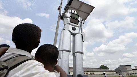 In der kongolesischen Hauptstadt Kinshasa regelt ein Roboter den Verkehr.
