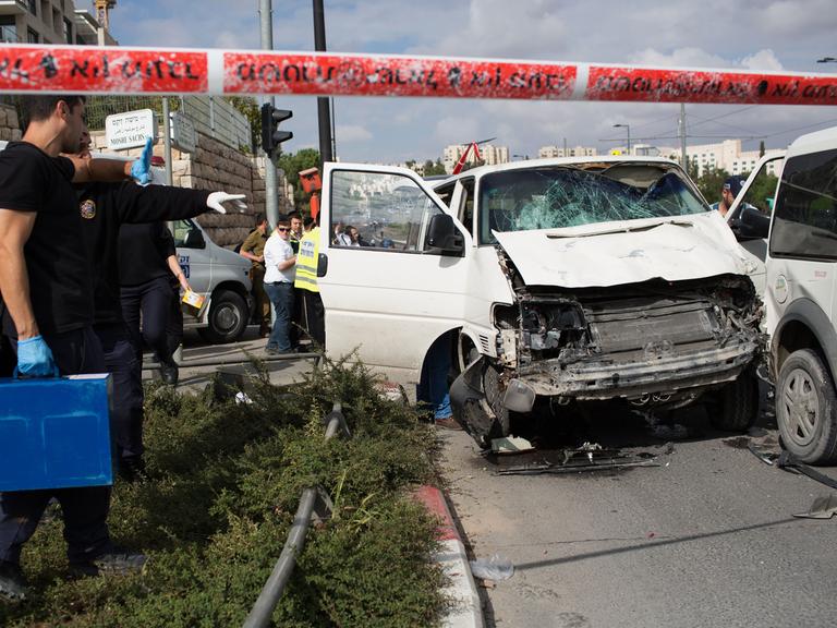 Die Polizei und Rettungskräfte in Jerusalem an der Stelle, wo ein Mann in eine Menschengruppe fuhr.