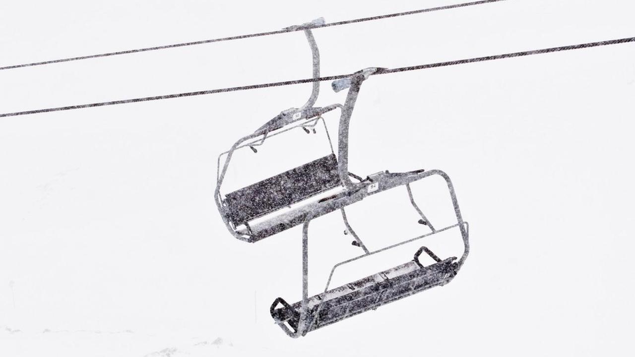 Ein leerer eingeschneiter Skilift.