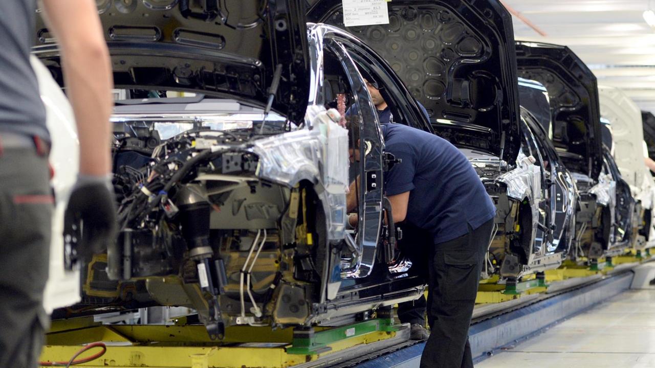 Mitarbeiter im Mercedes-Benz-Werk in Sindelfingen Foto: Bernd Weißbrod/dpa | Verwendung weltweit Mitarbeiter im Mercedes-Benz-Werk in Sindelfingen Foto: Bernd Weißbrod/dpa | Verwendung weltweit