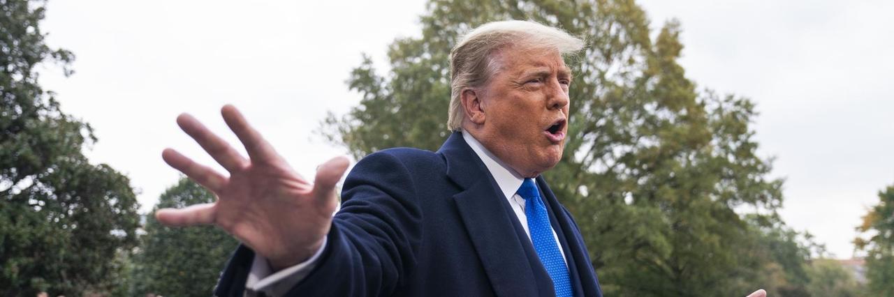 US-Präsident Donald Trump, gestikulierend vor einer Gruppe von Menschen. US-Präsident Donald Trump, gestikulierend vor einer Gruppe von Menschen.