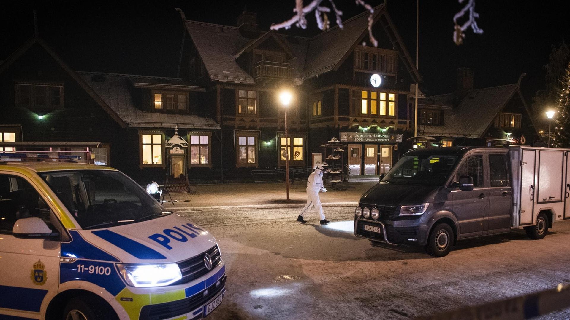 Ein Polizeiwagen am Bahnhof der schwedischen Stadt Boden. Technische Einsatzkräfte untersuchen einen brutalen Messermord an einem Jugendlichen am 19.12. 2019 Ein Polizeiwagen am Bahnhof der schwedischen Stadt Boden. Technische Einsatzkräfte untersuchen einen brutalen Messermord an einem Jugendlichen am 19.12. 2019