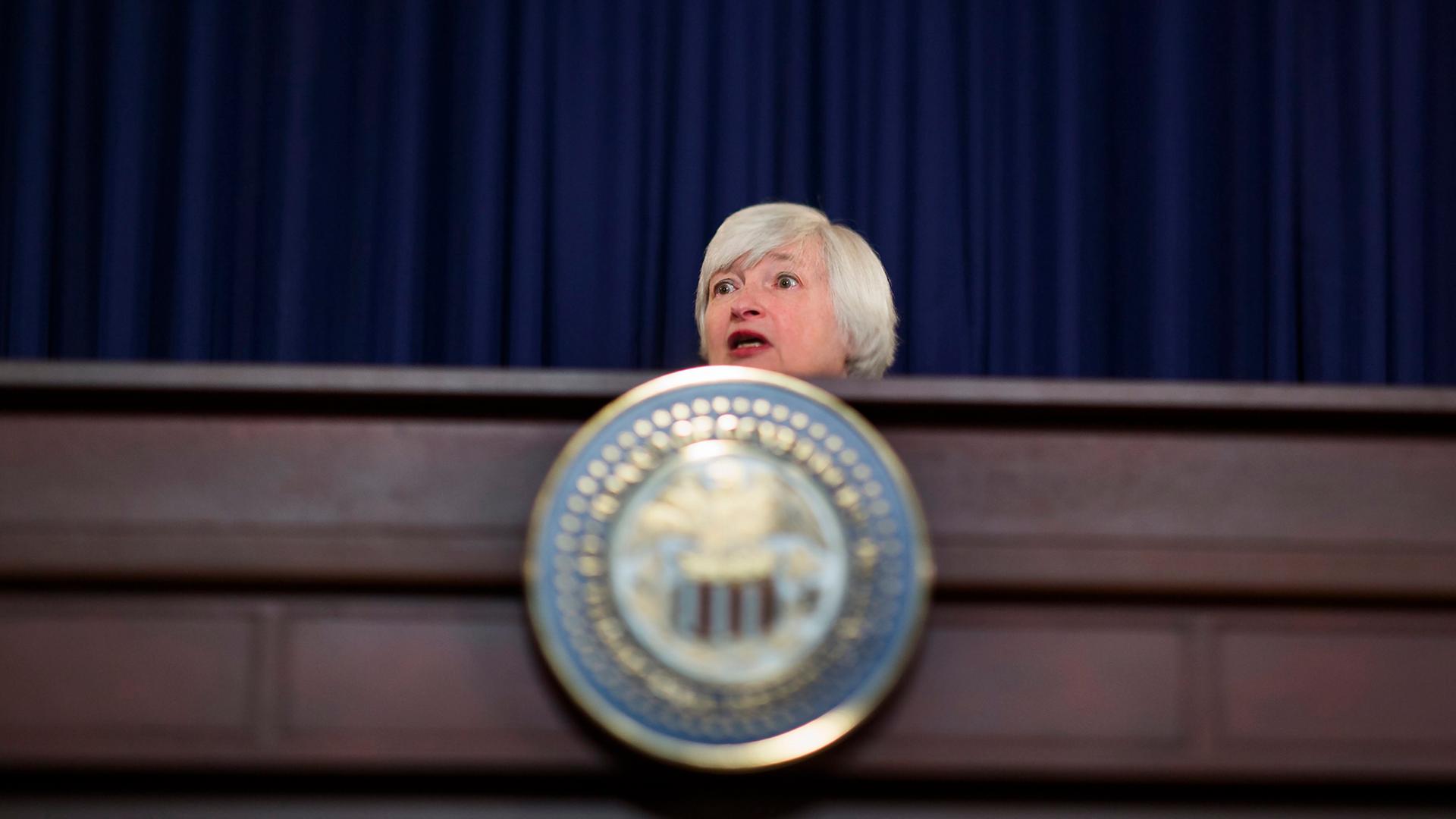 US-Notenbankchefin Janet Yellen von unten fotografiert am mächtigen Holzpodium der US-Notenbank Fed. US-Notenbankchefin Janet Yellen von unten fotografiert am mächtigen Holzpodium der US-Notenbank Fed.