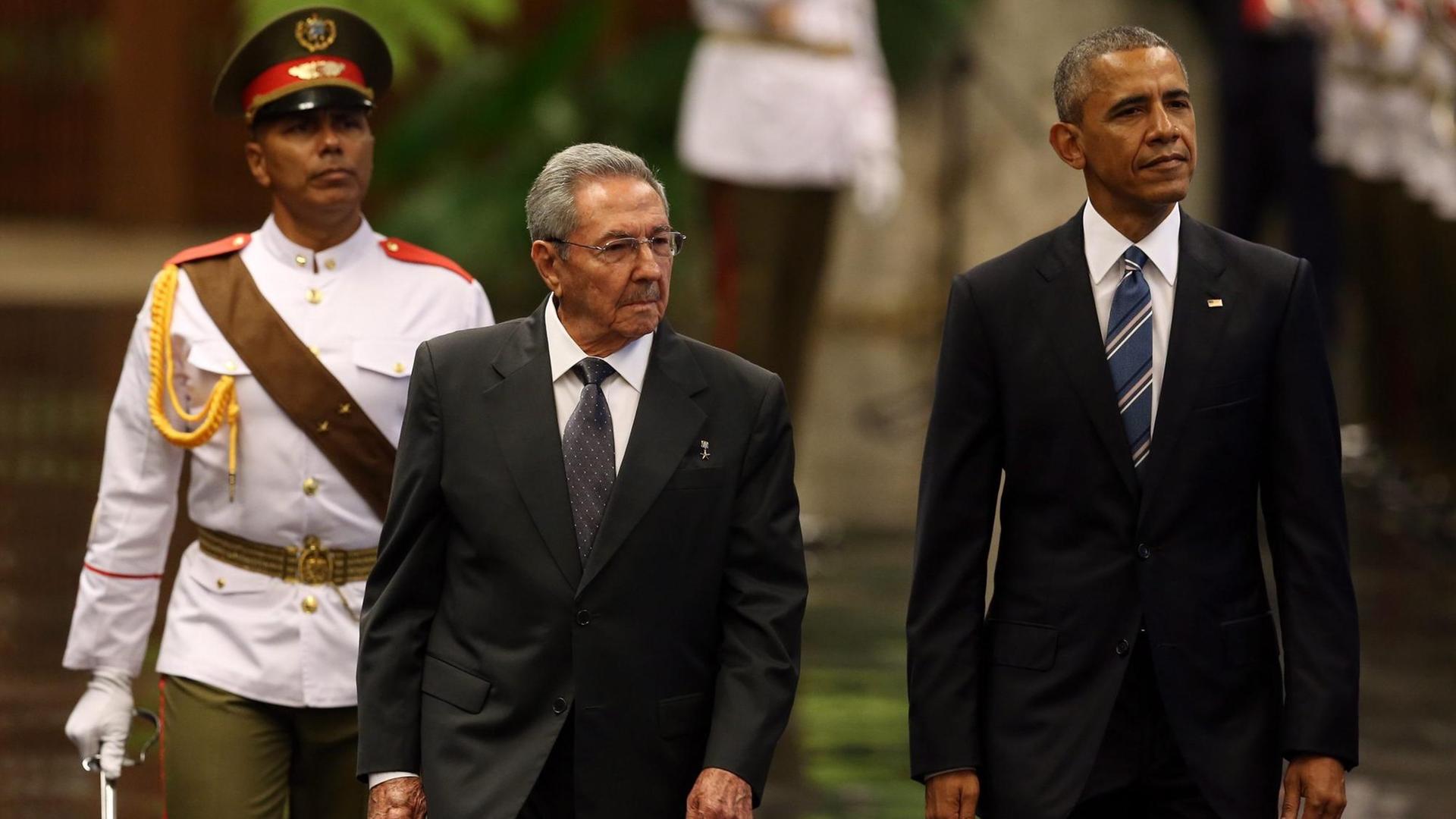 US-Präsident Obama und Kubas Staatschef Castro schreiten in Havanna eine militärische Ehrenformation ab. US-Präsident Obama und Kubas Staatschef Castro schreiten in Havanna eine militärische Ehrenformation ab.