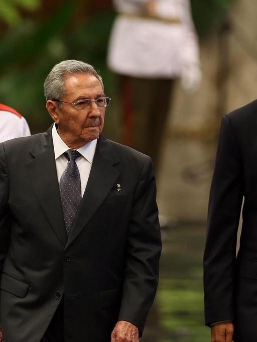 US-Präsident Obama und Kubas Staatschef Castro schreiten in Havanna eine militärische Ehrenformation ab.