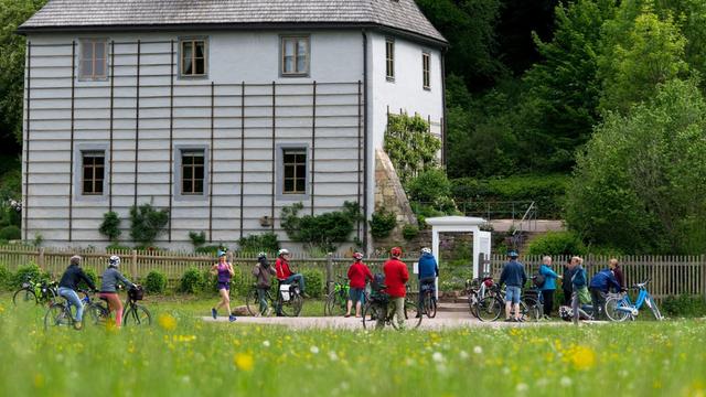 Touristen stehen vor dem Gartenhaus von Johann Wolfgang von Goethe. Das Haus im Park an der Ilm in Weimar war Goethes Wohn- und Arbeitsstätte