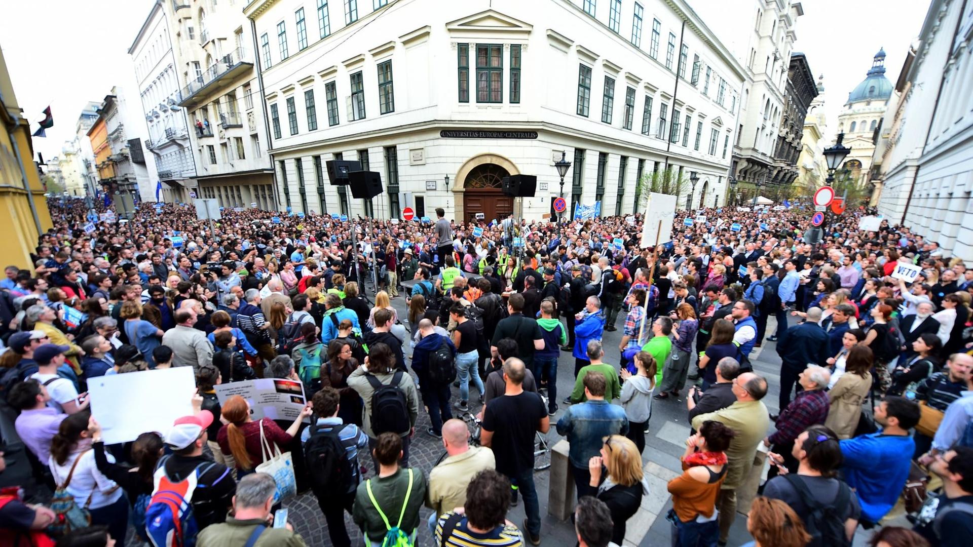 Zahlreiche Menschen protestieren vor der Central European University in Budapest gegen das neue Hochschulgesetz. Zahlreiche Menschen protestieren vor der Central European University in Budapest gegen das neue Hochschulgesetz.