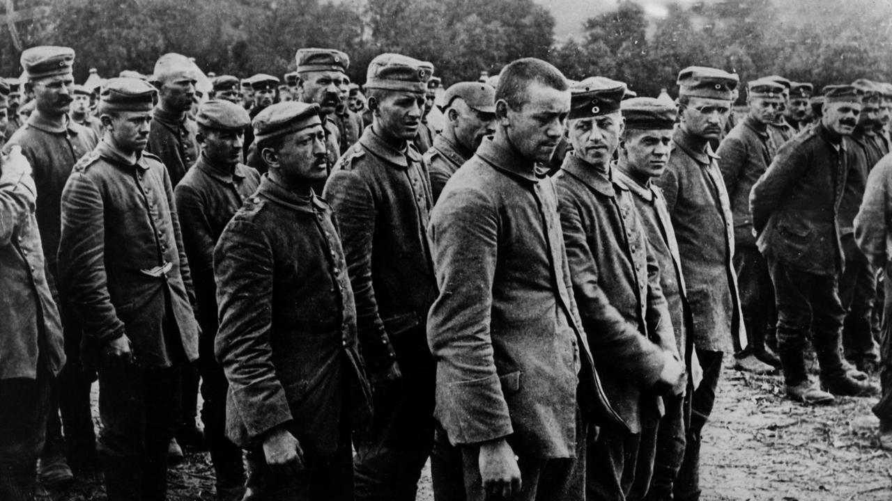 Eine Gruppe gefangener deutscher Soldaten im Jahre 1918 kurz vor Ende des 1. Weltkriegs. Eine Gruppe gefangener deutscher Soldaten im Jahre 1918 kurz vor Ende des 1. Weltkriegs.