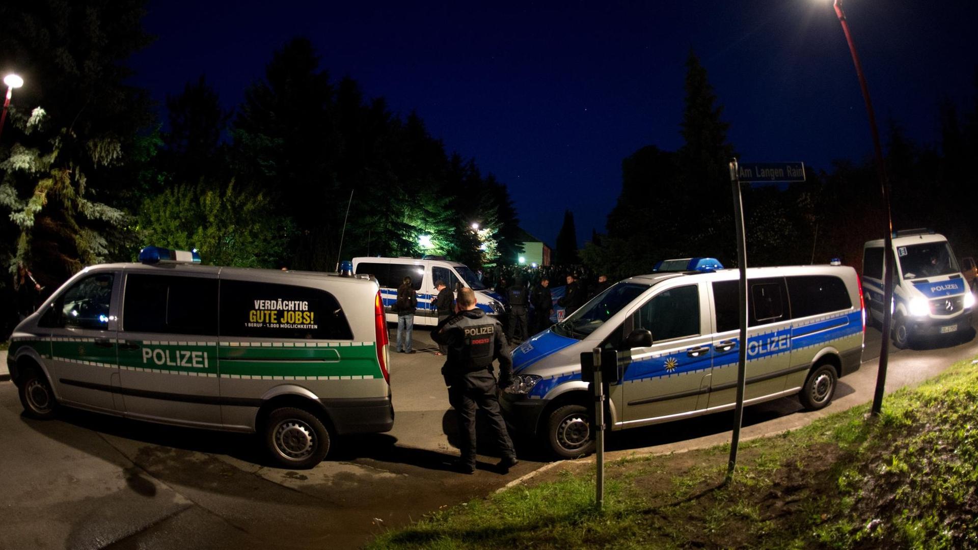 Polizei sichert am 23.06.2015 eine Unterbringung von Asylbewerbern (Leonardo-Hotel) in Freital (Sachsen). Polizei sichert am 23.06.2015 eine Unterbringung von Asylbewerbern (Leonardo-Hotel) in Freital (Sachsen).