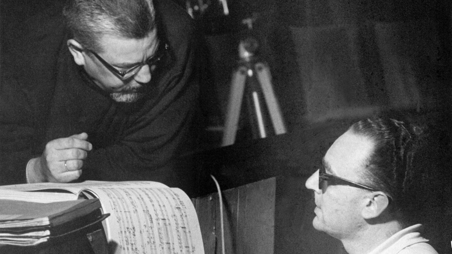 Der Komponist Bernd Alois Zimmermann (1918-1970, l.) unterhält sich mit dem Dirigenten Michael Gielen Der Komponist Bernd Alois Zimmermann (1918-1970, l.) unterhält sich mit dem Dirigenten Michael Gielen