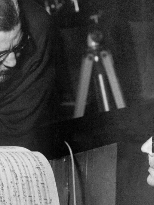 Der Komponist Bernd Alois Zimmermann (1918-1970, l.) unterhält sich mit dem Dirigenten Michael Gielen