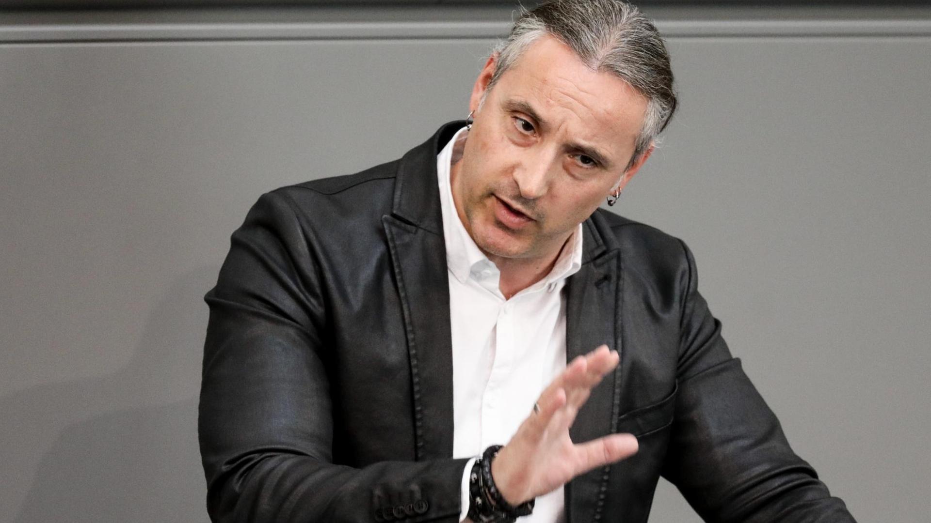 16.05.2018, Berlin: Alexander Neu (Die Linke) spricht bei der Plenarsitzung des Deutschen Bundestages im Reichstagsgebäude. Hauptthemen der 32. Sitzung der 19. Legislaturperiode sind der Bundeshaushalt 2018, die Finanzplanung des Bundes für die Jahre 2017 bis 2021 sowie einzelne Ressort-Etats. Foto: Kay Nietfeld/dpa | Verwendung weltweit 16.05.2018, Berlin: Alexander Neu (Die Linke) spricht bei der Plenarsitzung des Deutschen Bundestages im Reichstagsgebäude. Hauptthemen der 32. Sitzung der 19. Legislaturperiode sind der Bundeshaushalt 2018, die Finanzplanung des Bundes für die Jahre 2017 bis 2021 sowie einzelne Ressort-Etats. Foto: Kay Nietfeld/dpa | Verwendung weltweit