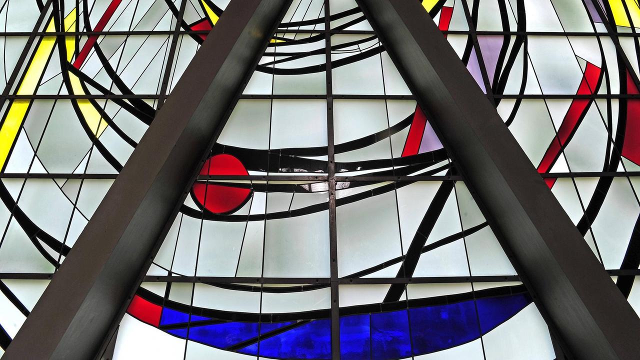 Spiralfenster von Georg Meistermann in der Heilig Kreuz Kirche Bottrop Spiralfenster von Georg Meistermann in der Heilig Kreuz Kirche Bottrop