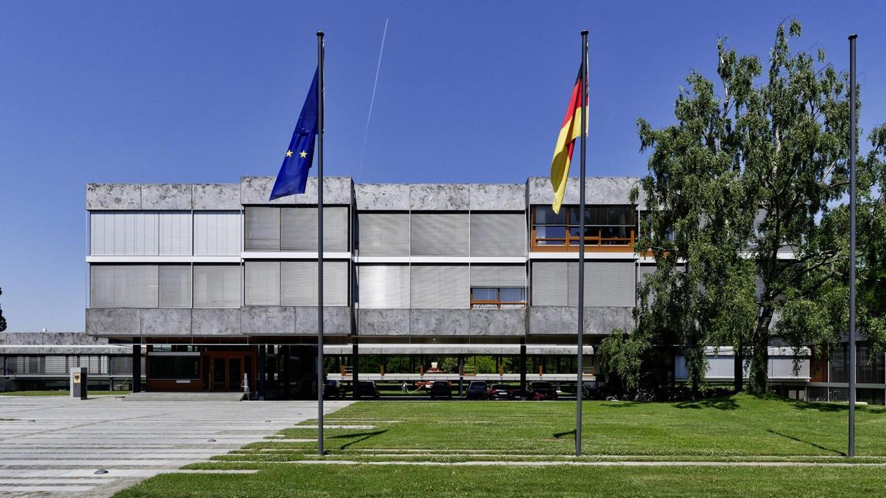 Ansicht vom Bundesverfassungsgericht in Karlsruhe mit einer deutschen und einer europäischen Flagge Ansicht vom Bundesverfassungsgericht in Karlsruhe mit einer deutschen und einer europäischen Flagge
