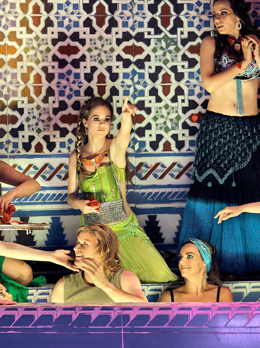 Parsifal-Probe: Klaus Florian Vogt (Parsifal, M), Anna Siminska, Katharina Persicke, Mareike Morr, Alexandra Steiner, Bele Kumberger, Ingeborg Gillebo (Klingsors Zaubermädchen)