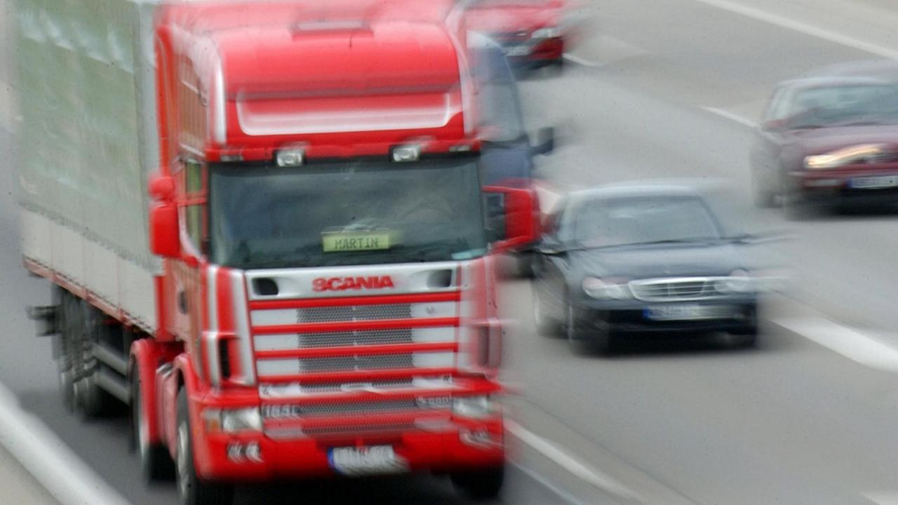 Lastwagen und Autos fahren auf der Autobahn A8. Lastwagen und Autos fahren auf der Autobahn A8.