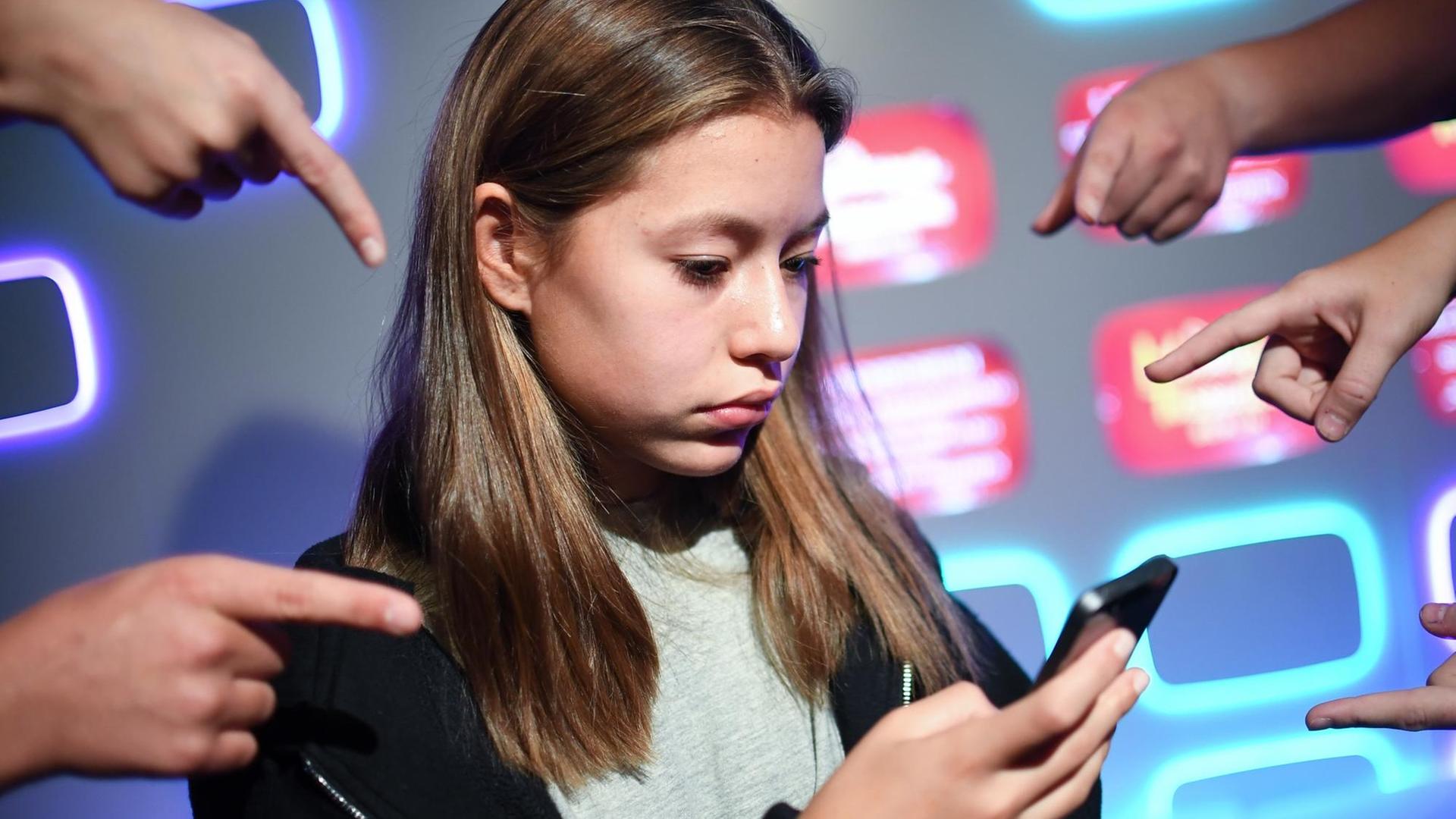 In einer gestellten Szene zeigen Schüler am 11.09.2017 in Berlin im Madame Tussauds beim "1. Symposium gegen Cybermobbing und für einen sicheren Umgang mit sozialen Medien" mit dem Finger auf eine andere Schülerin. In einer gestellten Szene zeigen Schüler am 11.09.2017 in Berlin im Madame Tussauds beim "1. Symposium gegen Cybermobbing und für einen sicheren Umgang mit sozialen Medien" mit dem Finger auf eine andere Schülerin.
