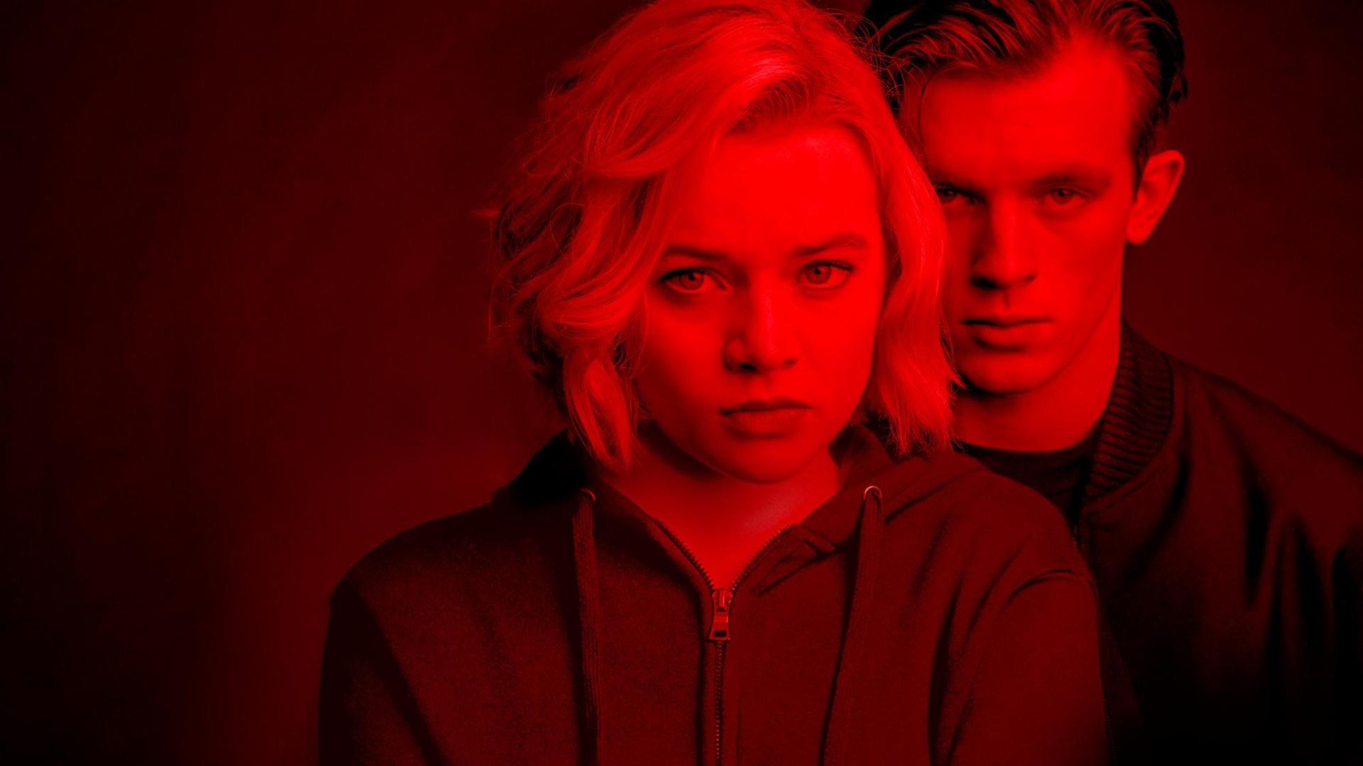 Rot eingefärbtes Porträt von den Schauspielern Luna Wedler und Jannis Niewöhner. Rot eingefärbtes Porträt von den Schauspielern Luna Wedler und Jannis Niewöhner.