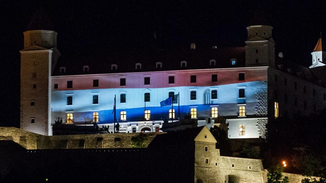 Farbprojektionen auf die Burg von Bratislava als Symbol für die Übergabe des EU-Ratsvorsitzes von den Niederlanden an die Slowakei