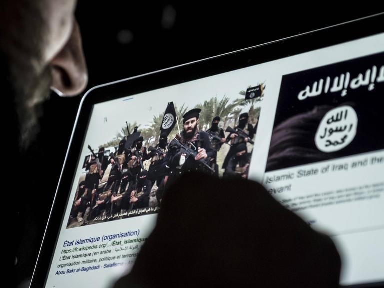 Ein Mann sieht sich eine Internetseite des Islamischen Staats an.