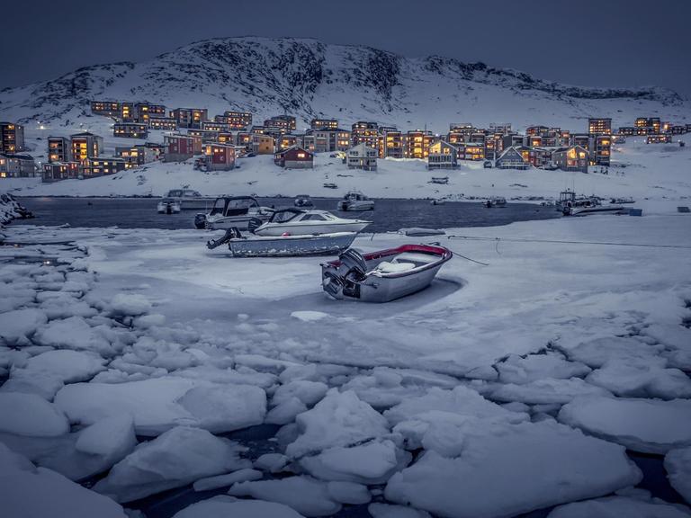 Der winterlichen Hafen von Nuuk (Grönland).