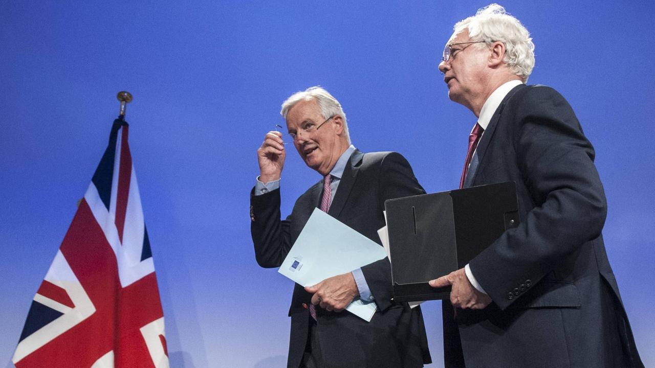 Der britische Brexitminister David Davis (links) und der Chefunterhändler der EU Michel Barnier nach dem ersten Tag der Verhandlungen über den Austritt Großbritanniens aus der EU am 19.06.2017. Der britische Brexitminister David Davis (links) und der Chefunterhändler der EU Michel Barnier nach dem ersten Tag der Verhandlungen über den Austritt Großbritanniens aus der EU am 19.06.2017.