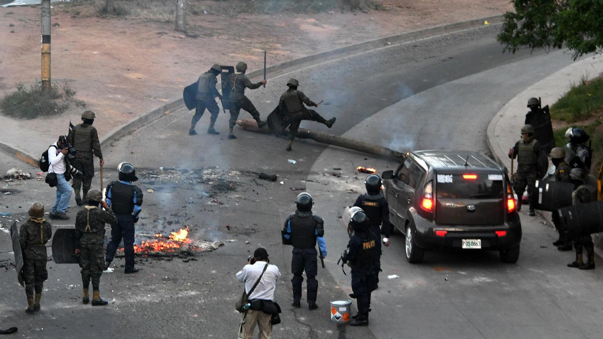 Soldaten räumen Barrikaden in den Straßen von Tegucigalpa, Honduras, weg. Soldaten räumen Barrikaden in den Straßen von Tegucigalpa, Honduras, weg.