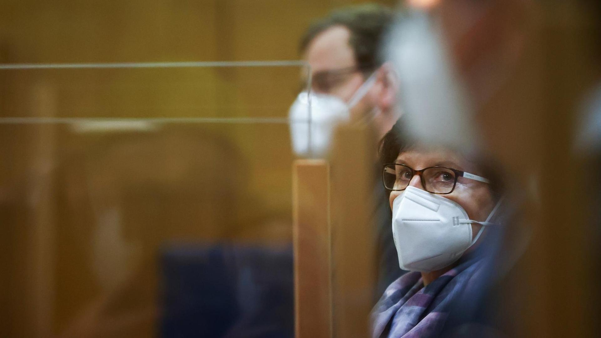 Die Witwe des ermordeten Kasseler Regierungspräsidenten Lübcke, Irmgard Braun-Lübcke, steht zwischen ihren Söhnen im Gerichtssaal, während der Urteilsverkündung im Prozess wegen des Mordes an ihrem Ehemann. Die Witwe des ermordeten Kasseler Regierungspräsidenten Lübcke, Irmgard Braun-Lübcke, steht zwischen ihren Söhnen im Gerichtssaal, während der Urteilsverkündung im Prozess wegen des Mordes an ihrem Ehemann.