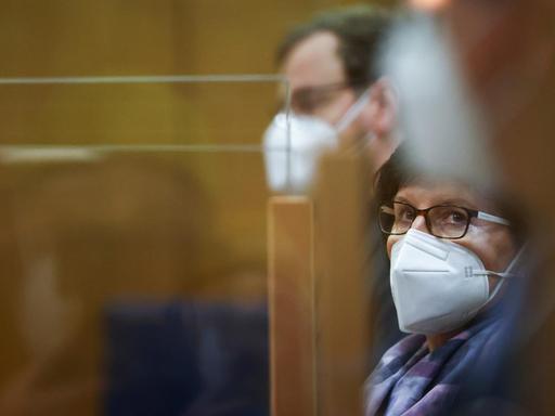 Die Witwe des ermordeten Kasseler Regierungspräsidenten Lübcke, Irmgard Braun-Lübcke, steht zwischen ihren Söhnen im Gerichtssaal, während der Urteilsverkündung im Prozess wegen des Mordes an ihrem Ehemann.