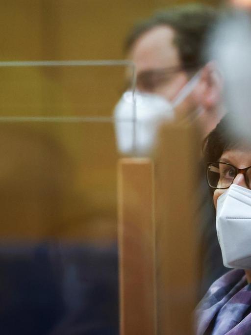 Die Witwe des ermordeten Kasseler Regierungspräsidenten Lübcke, Irmgard Braun-Lübcke, steht zwischen ihren Söhnen im Gerichtssaal, während der Urteilsverkündung im Prozess wegen des Mordes an ihrem Ehemann.