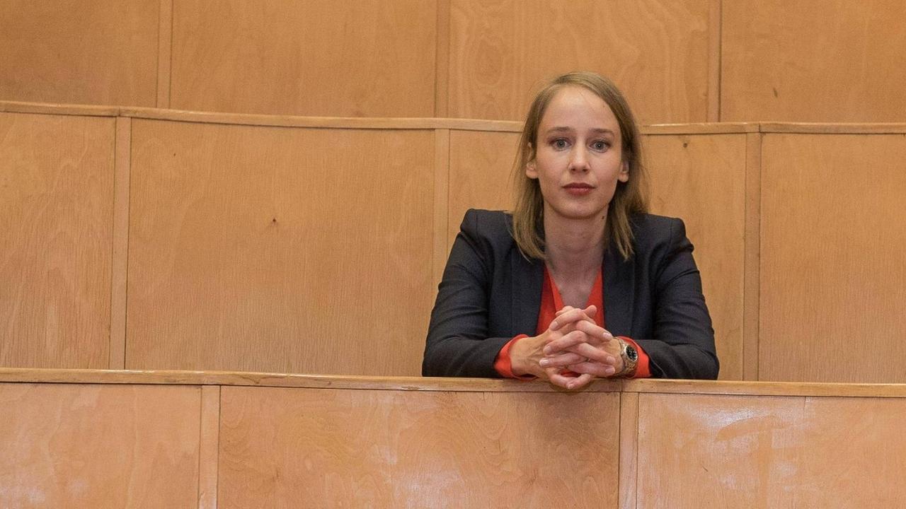 Porträt der Astrophysikerin Sibylle Anderl, geboren 1981. Sie hat in Astrophysik über Stoßwellen im interstellaren Medium promoviert und in Philosophie ein Magisterstudium abgeschlossen. Seit Januar 2017 ist sie Redakteurin der FAZ und schreibt für das Feuilleton sowie das Wissenschaftsressort. Porträt der Astrophysikerin Sibylle Anderl, geboren 1981. Sie hat in Astrophysik über Stoßwellen im interstellaren Medium promoviert und in Philosophie ein Magisterstudium abgeschlossen. Seit Januar 2017 ist sie Redakteurin der FAZ und schreibt für das Feuilleton sowie das Wissenschaftsressort.