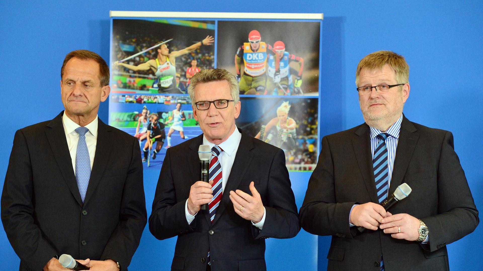 DOSB-Präsident Alfons Hörmann (l-r), Bundesinnenminister Thomas de Maiziere (CDU) und der Vorsitzende der PotAS-Kommission, Sportpsychologe Bernd Strauß, stellen am 08.05.2017 in Berlin die Experten-Kommission zur Umsetzung der Leistungssportreform vor. Nach enttäuschenden Ergebnissen bei vergangenen Olympischen Spielen soll nun eine Expertenkommission helfen, Deutschlands Athleten insgesamt wieder dicht an die Weltspitze zu bringen. Foto: Maurizio Gambarini/dpa | Verwendung weltweit DOSB-Präsident Alfons Hörmann (l-r), Bundesinnenminister Thomas de Maiziere (CDU) und der Vorsitzende der PotAS-Kommission, Sportpsychologe Bernd Strauß, stellen am 08.05.2017 in Berlin die Experten-Kommission zur Umsetzung der Leistungssportreform vor. Nach enttäuschenden Ergebnissen bei vergangenen Olympischen Spielen soll nun eine Expertenkommission helfen, Deutschlands Athleten insgesamt wieder dicht an die Weltspitze zu bringen. Foto: Maurizio Gambarini/dpa | Verwendung weltweit