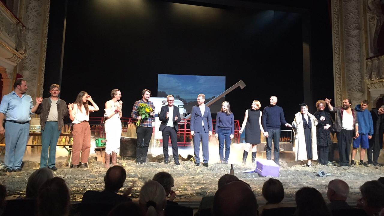 Das Ensemble des Stückes "Vor dem Fest" auf der Bühne des Mecklenburgischen Staatstheaters zu Schwerin. Das Ensemble des Stückes "Vor dem Fest" auf der Bühne des Mecklenburgischen Staatstheaters zu Schwerin.