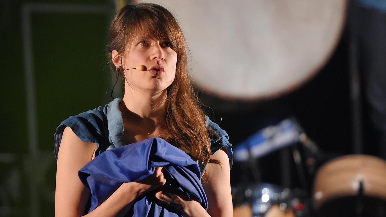Die französische Sängerin Camille Dalmais aka Camille bei einem Konzert im Rahmen der 41. Ausgabe des Musikfestivals "Le Printemps de Bourges" in Bourges am 19. April 2017. Die französische Sängerin Camille Dalmais aka Camille bei einem Konzert im Rahmen der 41. Ausgabe des Musikfestivals "Le Printemps de Bourges" in Bourges am 19. April 2017.