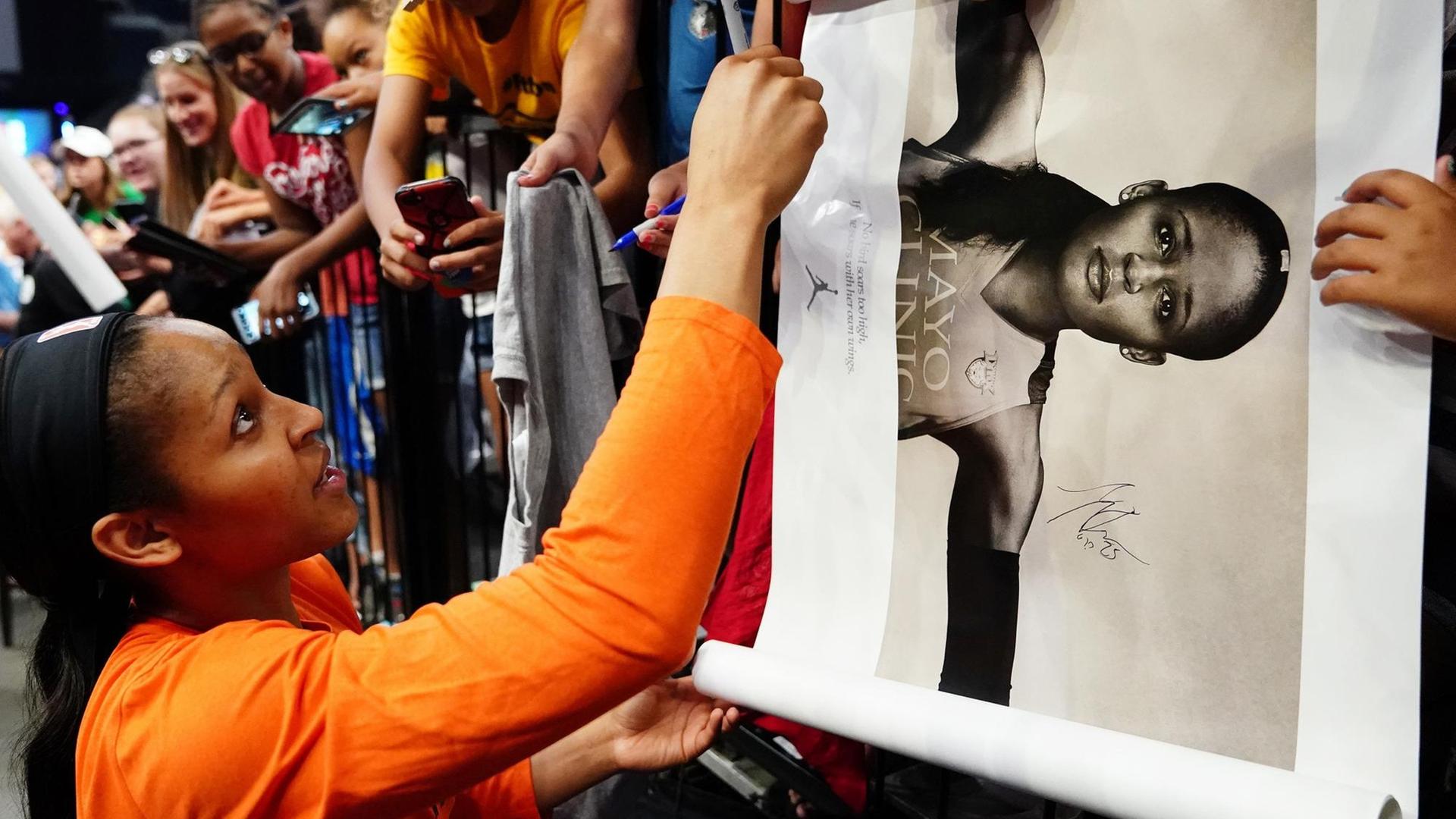 Die US-Basketballerin Maya Moore schriebt Autogramme für ihre Fans. Die US-Basketballerin Maya Moore schriebt Autogramme für ihre Fans.