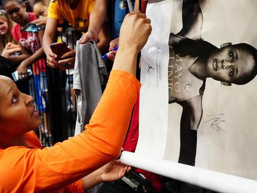 Die US-Basketballerin Maya Moore schriebt Autogramme für ihre Fans.