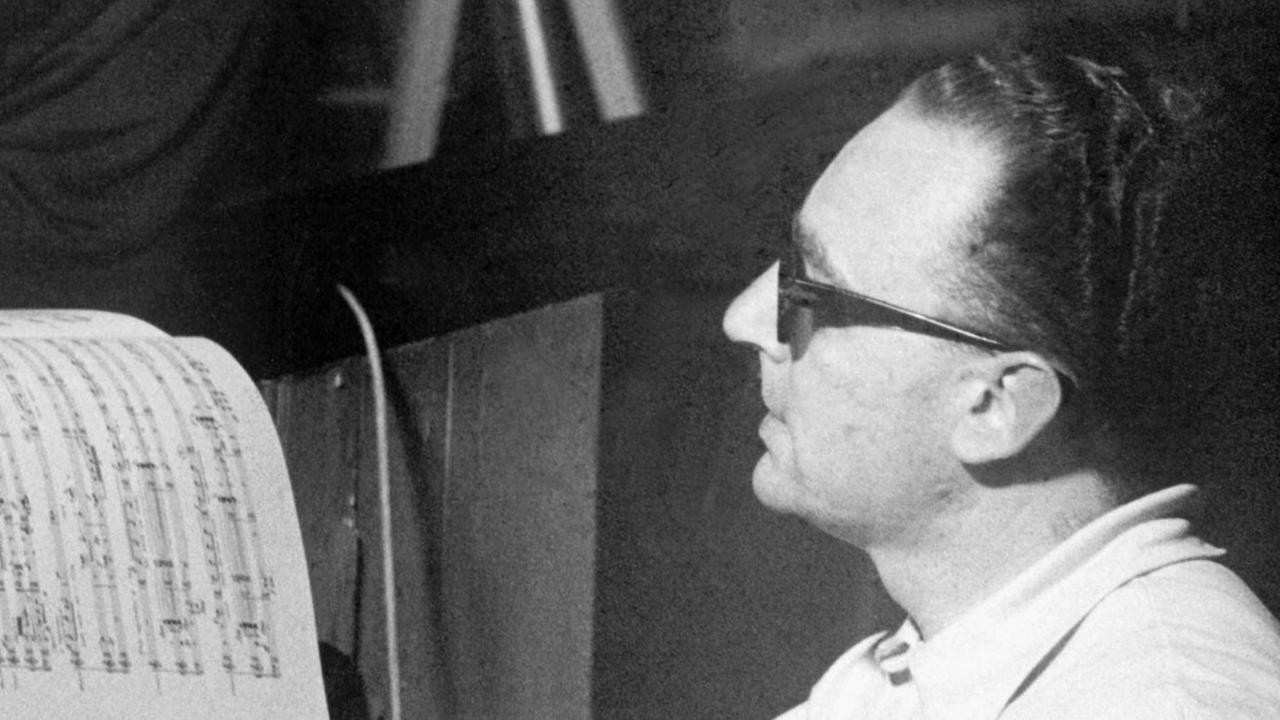 Der Komponist Bernd Alois Zimmermann (1918-1970, l.) unterhält sich mit dem Dirigenten Michael Gielen Der Komponist Bernd Alois Zimmermann (1918-1970, l.) unterhält sich mit dem Dirigenten Michael Gielen