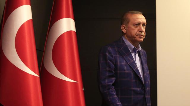 Der türkische Präsident Recep Tayyip Erdogan verlässt einen Raum nach einer Pressekonferenz über das Referendum in der Türkei.