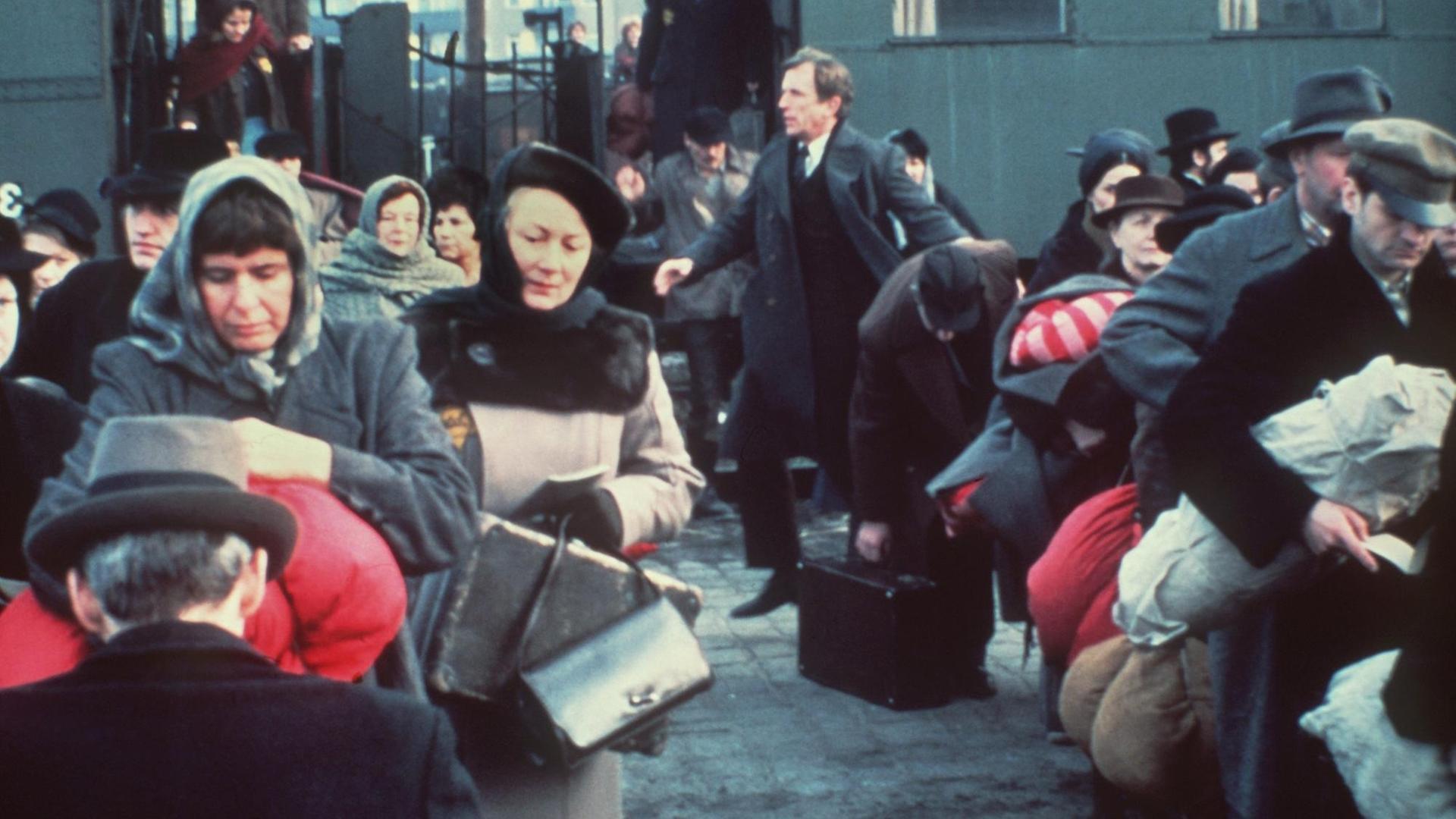 Juden werden in ein Konzentrationslager nach Polen deportiert. Szene aus der US-amerikanischen Fernsehserie "Holocaust" (übersetzt: "Massenvernichtung"). Erzählt wird in dem über sieben Stunden dauernden Film die Geschichte zweier Familien im Dritten Reich - einer jüdischen und einer nationalsozialistischen. | Verwendung weltweit Juden werden in ein Konzentrationslager nach Polen deportiert. Szene aus der US-amerikanischen Fernsehserie "Holocaust" (übersetzt: "Massenvernichtung"). Erzählt wird in dem über sieben Stunden dauernden Film die Geschichte zweier Familien im Dritten Reich - einer jüdischen und einer nationalsozialistischen. | Verwendung weltweit