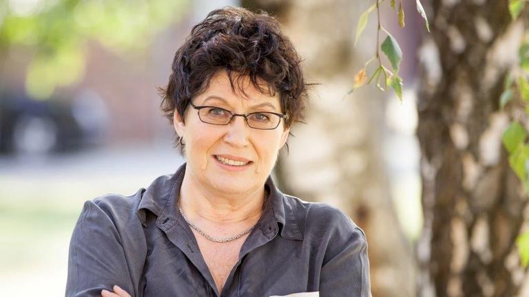 Die Musikerin Uschi Brüning schaut in die Kamera, sie trägt eine Brille und ein dunkelgraues Hemd. Die Musikerin Uschi Brüning schaut in die Kamera, sie trägt eine Brille und ein dunkelgraues Hemd.