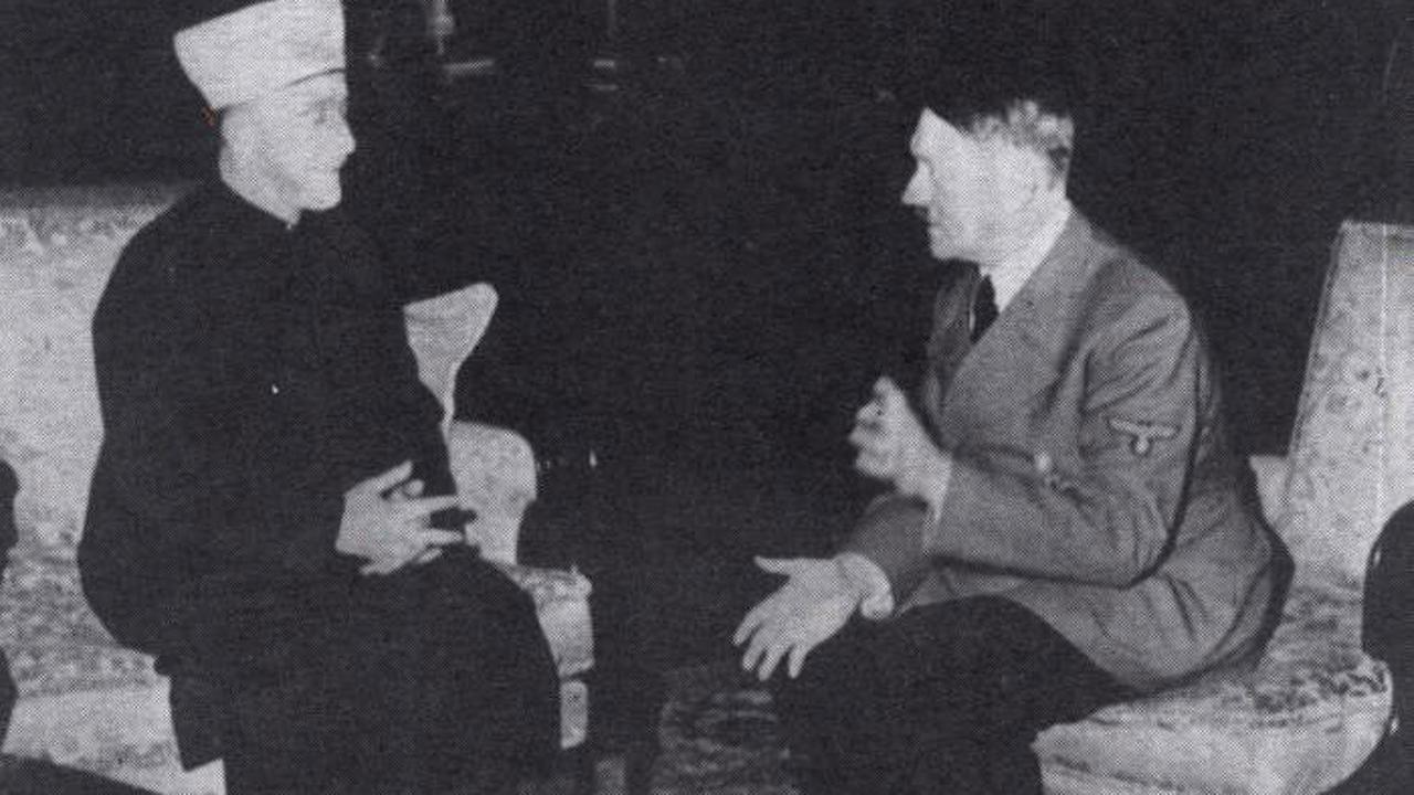 Adolf Hitler und der Großmufti von Jerusalem, Mohammad Amin Al-Husseini sitzen sich bei einem Treffen 1941 in Berlin gegenüber und sprechen. Adolf Hitler und der Großmufti von Jerusalem, Mohammad Amin Al-Husseini sitzen sich bei einem Treffen 1941 in Berlin gegenüber und sprechen.