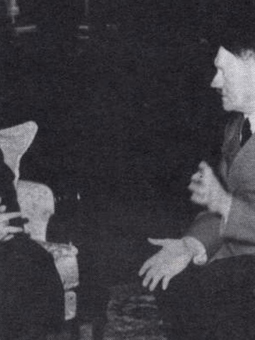 Adolf Hitler und der Großmufti von Jerusalem, Mohammad Amin Al-Husseini sitzen sich bei einem Treffen 1941 in Berlin gegenüber und sprechen.
