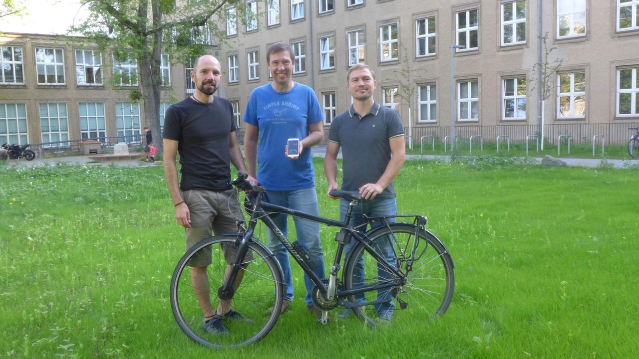 Von links nach rechts: Verkehrswissenschaftler Sven Fröhlich von der TU Dresden, Informatiker Thomas Springer und Sebasitan Pape, Verkehrswissenschaftler und Testfahrer der App Bike Now. Von links nach rechts: Verkehrswissenschaftler Sven Fröhlich von der TU Dresden, Informatiker Thomas Springer und Sebasitan Pape, Verkehrswissenschaftler und Testfahrer der App Bike Now.