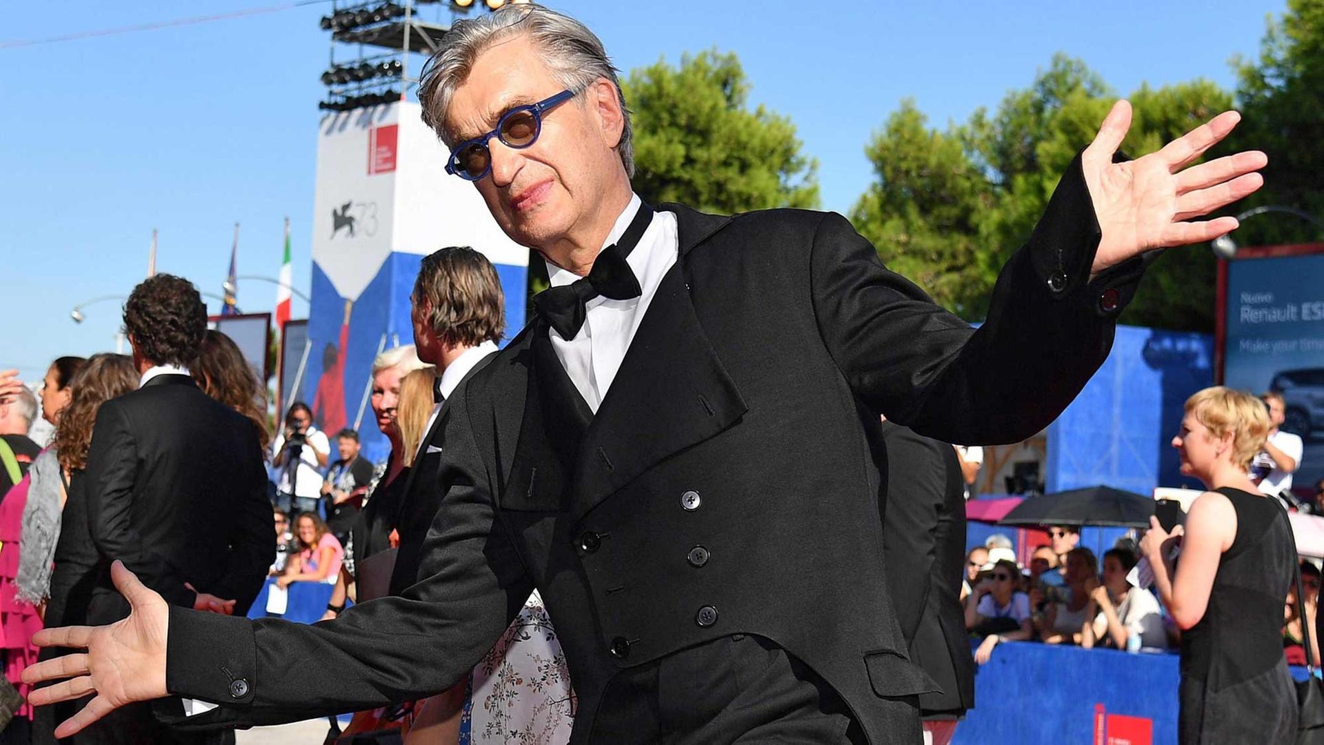Wim Wenders bei den 73. Filmfestspielen in Venedig auf dem roten Teppich. Er präsentiert dort seinen Film "Die schönen Tage von Aranjuez" im Wettbewerb. Wim Wenders bei den 73. Filmfestspielen in Venedig auf dem roten Teppich. Er präsentiert dort seinen Film "Die schönen Tage von Aranjuez" im Wettbewerb.