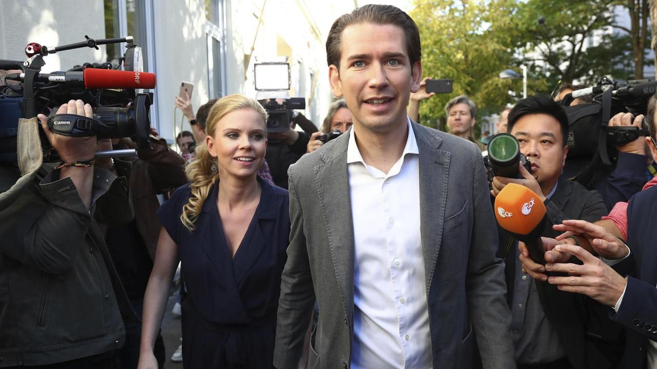 ÖVP-Chef Sebastian Kurz und seine Freundin Susanne Thier werden nach ihrer Stimmabgabe in Wien von zahlreichen Kamerateams beobachtet. 