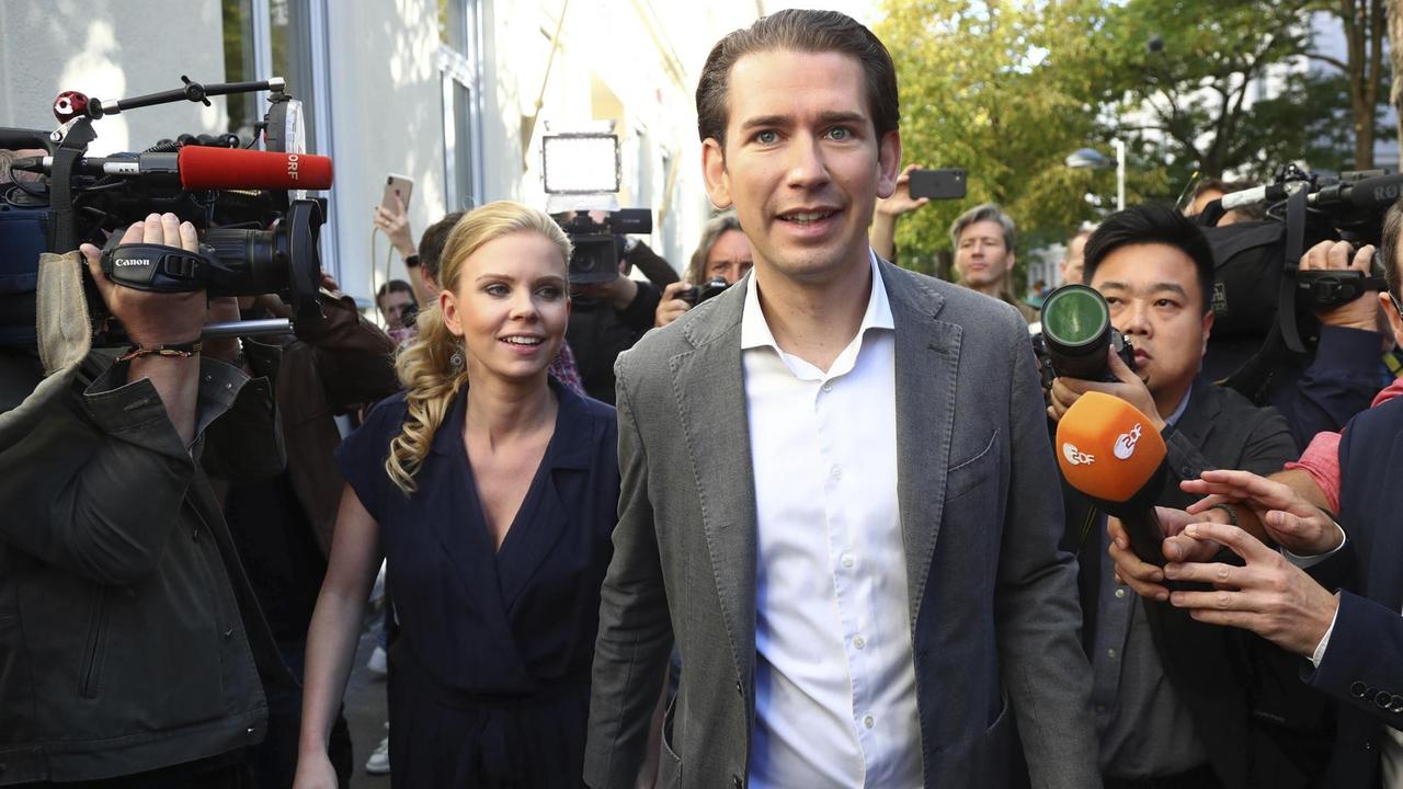 ÖVP-Chef Sebastian Kurz und seine Freundin Susanne Thier werden nach ihrer Stimmabgabe in Wien von zahlreichen Kamerateams beobachtet. ÖVP-Chef Sebastian Kurz und seine Freundin Susanne Thier werden nach ihrer Stimmabgabe in Wien von zahlreichen Kamerateams beobachtet.