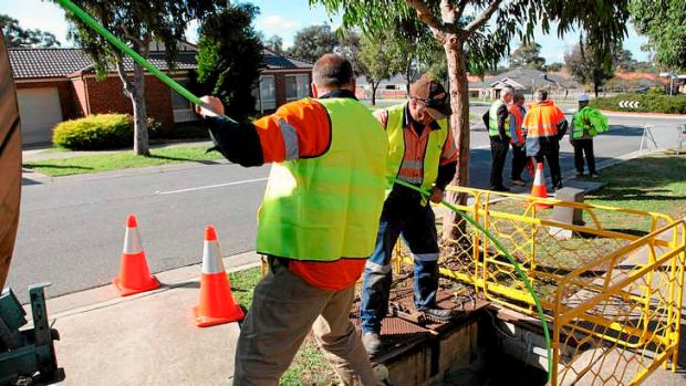 Auf einer NBN-Baustelle in Sydney werden Kabel verlegt. Auf einer NBN-Baustelle in Sydney werden Kabel verlegt.