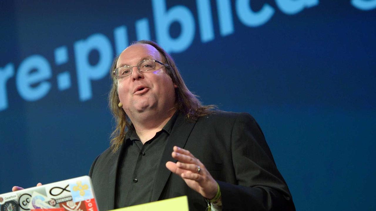 Der Internet-Aktivist Ethan Zuckerman spricht am 05.05.2015 bei der Internetkonferenz Re:publica in Berlin.