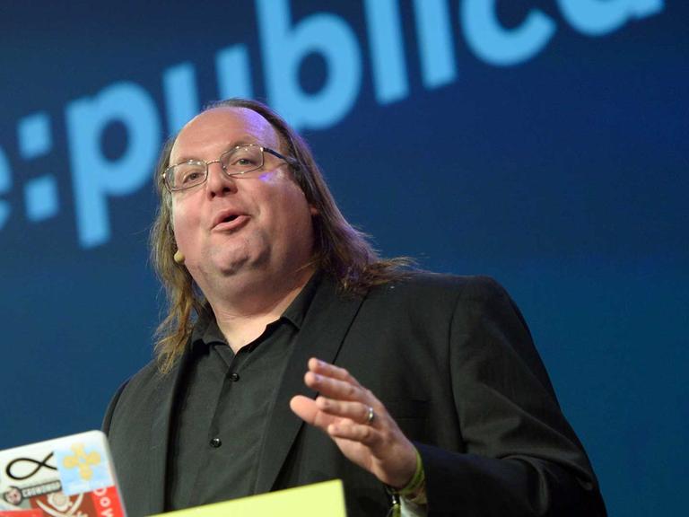 Der Internet-Aktivist Ethan Zuckerman spricht am 05.05.2015 bei der Internetkonferenz Re:publica in Berlin.